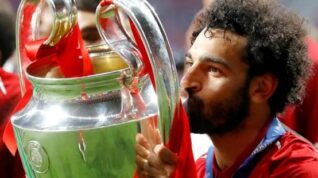 محمد صلاح يطوي صفحة ليفربول بعد 9 سنوات حافلة بالأرقام القياسية والإنجازات