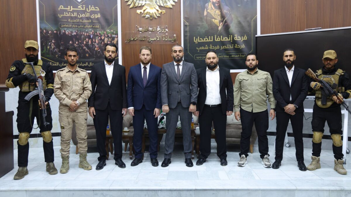 قيادة الأمن الداخلي في حماة تكرّم عناصرها بعد القبض على المجرم "أمجد يوسف"