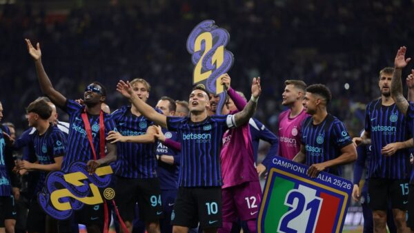 إنتر ميلان يتوج بطلاً لكأس إيطاليا للمرة العاشرة بعد فوزه على لاتسيو 2-0 في النهائي