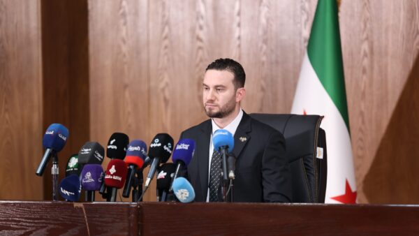 دمشق تعلن استعدادها للتعاون مع أوروبا لملاحقة ضباط النظام المخلوع المتهمين بجرائم