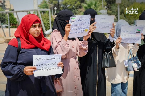 حلب.. وقفة لعدد من المعلمين يطالبون بإعادة دراسة قرارات الدمج والتثبيت