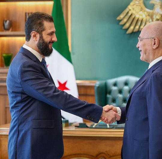 الرئيس الشرع يبحث مع مفوض اللاجئين تعزيز التعاون ودعم رؤية "سوريا من دون مخيمات"
