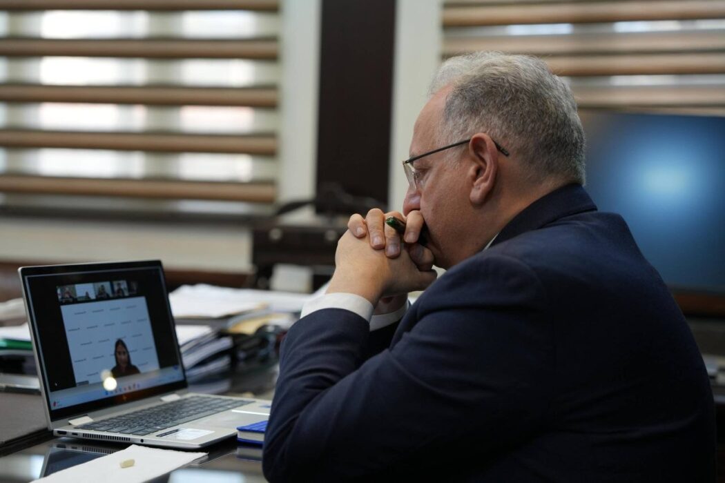 وزير المالية يبحف مع بنك أوف الأمريكي