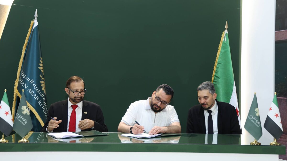 الزراعة توقّع عقداً لتأهيل مزرعةٍ للنخيل في البوكمال