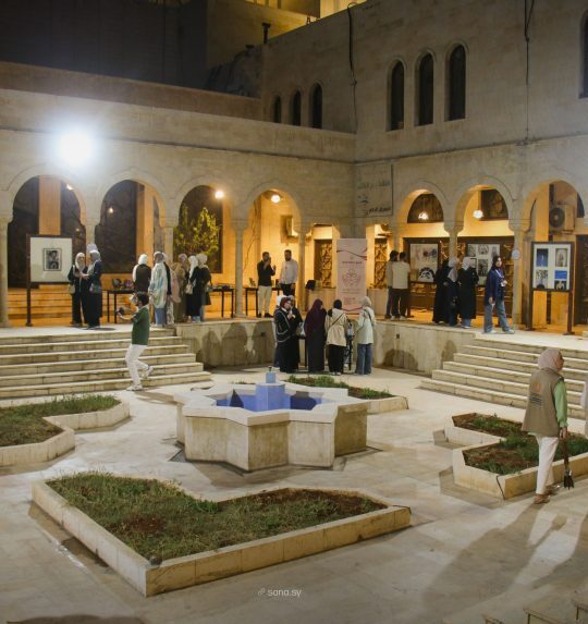 "حكايتنا بتقوّينا".. معرض تشكيلي يفتح مساحة للأمل والعدالة في حماة