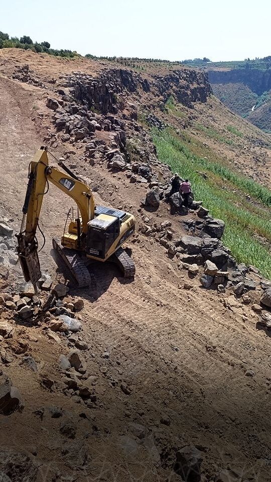 الطاقة تعلن شق طريق حيوي بمساعدة مزارعين غربي درعا