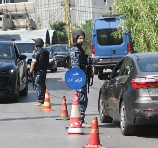 لبنان يوقف شبكة تضم ضابطاً سابقاً للنظام البائد بتهمة التخطيط لهجمات في الساحل