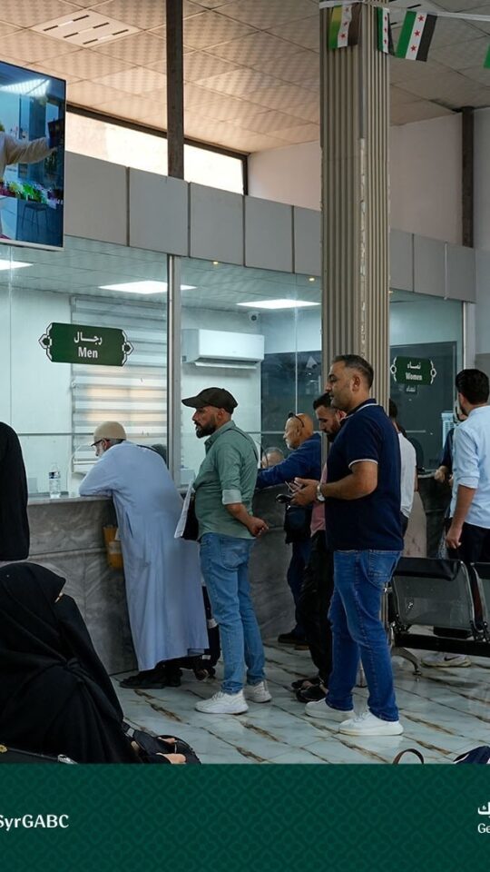 خلال 8 أشهر.. عبور أكثر من 600 ألف شخص و95 ألف شاحنة من معبر باب الهوى